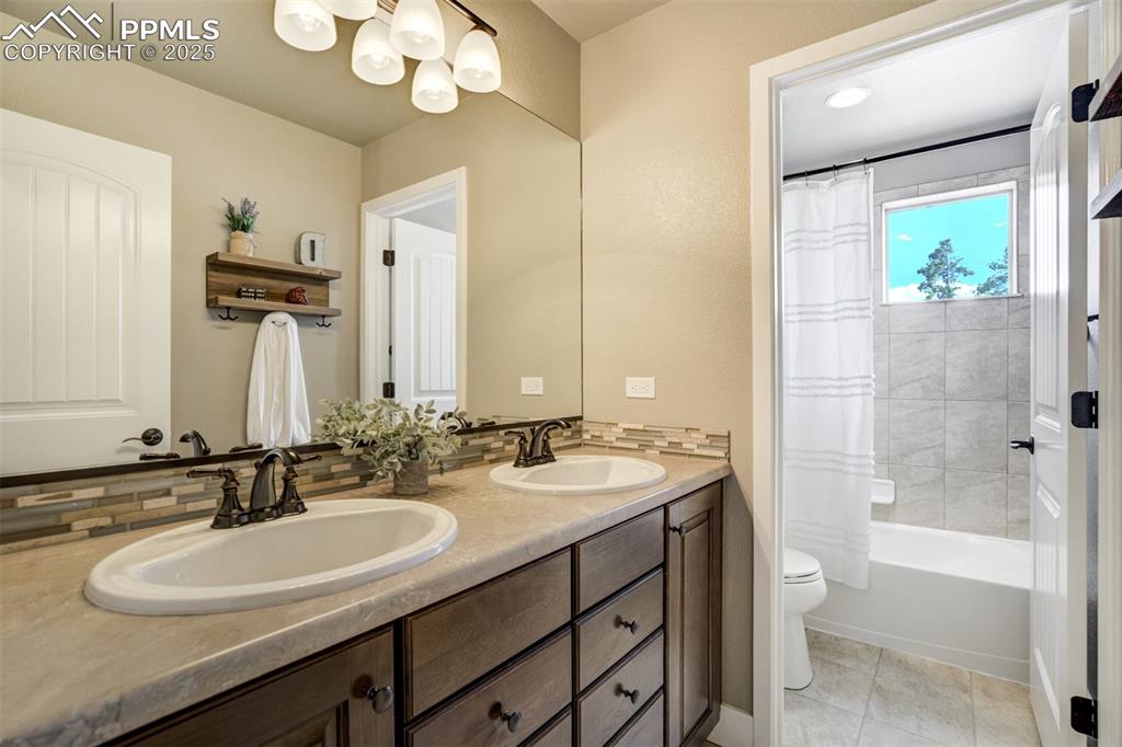 Image 33 of 50: Bathroom