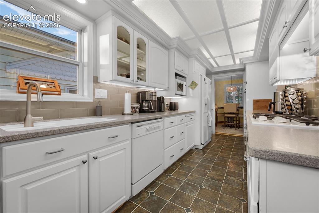 Image 13 of 50: Kitchen