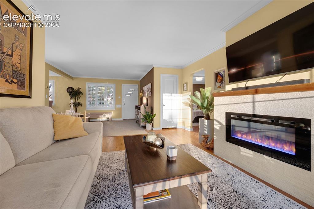 Image 5 of 50: Electric fireplace