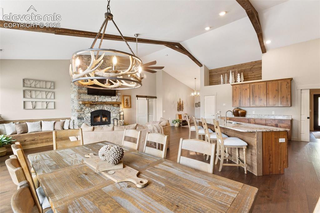 Image 10 of 50: Dining Area