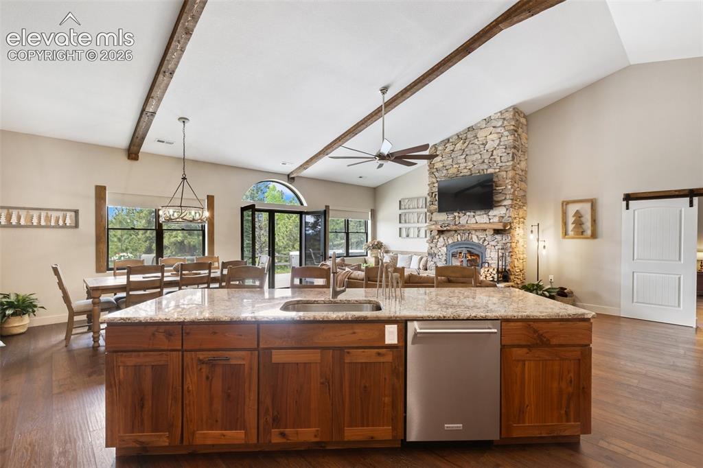 Image 15 of 50: Kitchen