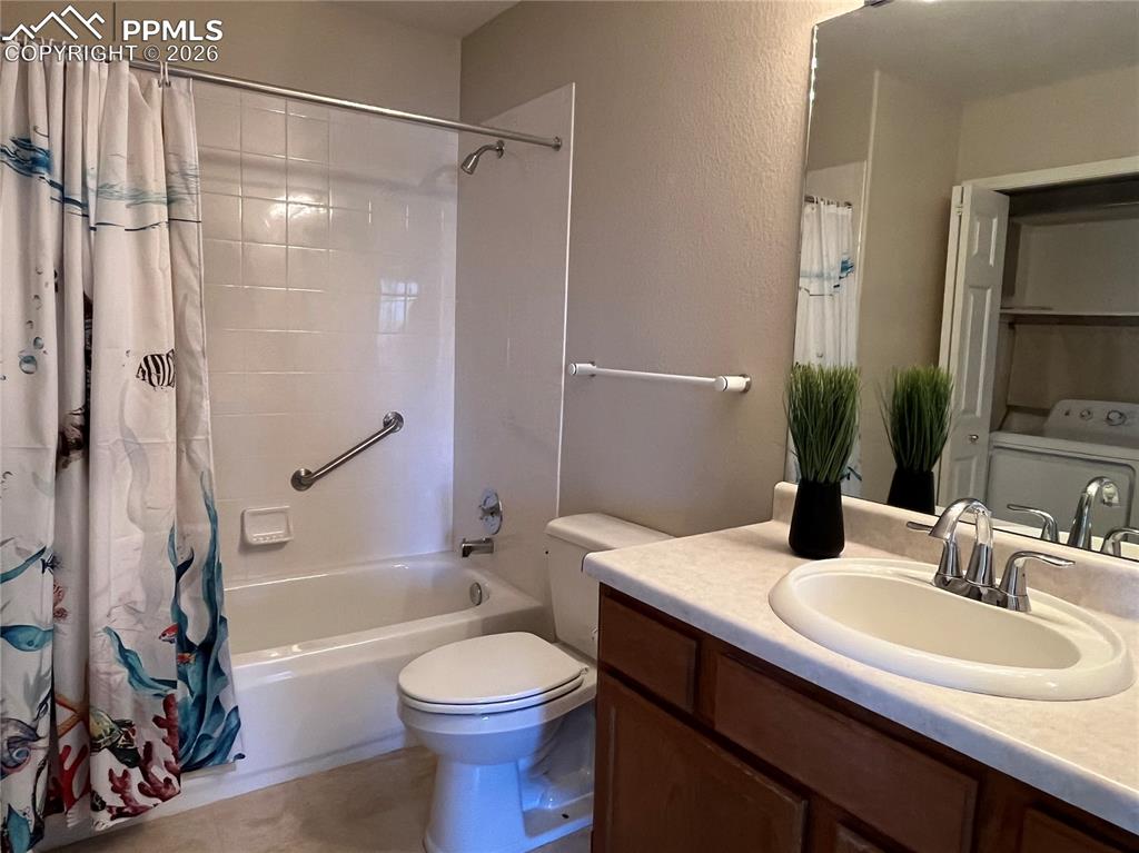 Image 11 of 20: Bathroom