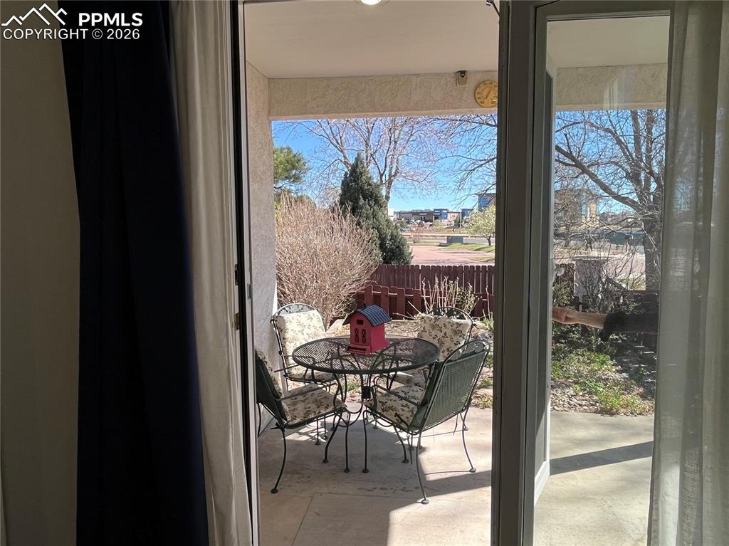 Image 16 of 20: Entry