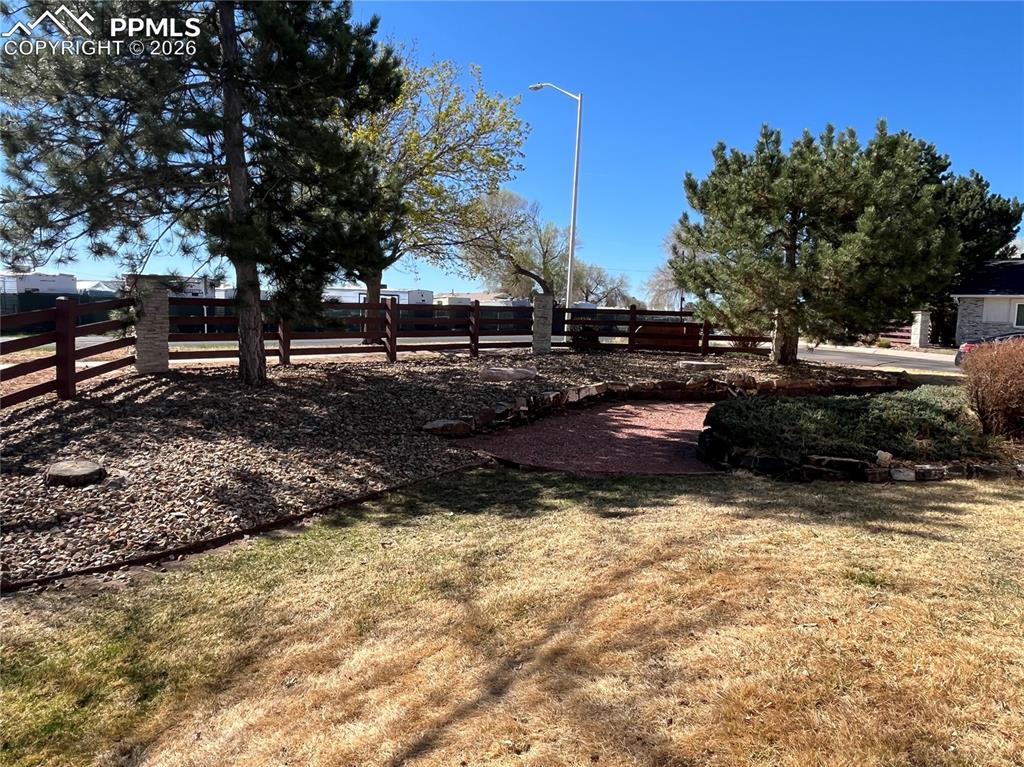 Image 19 of 20: Yard