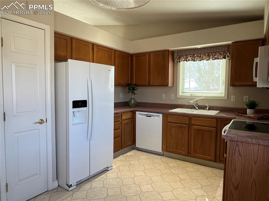 Image 6 of 20: Kitchen