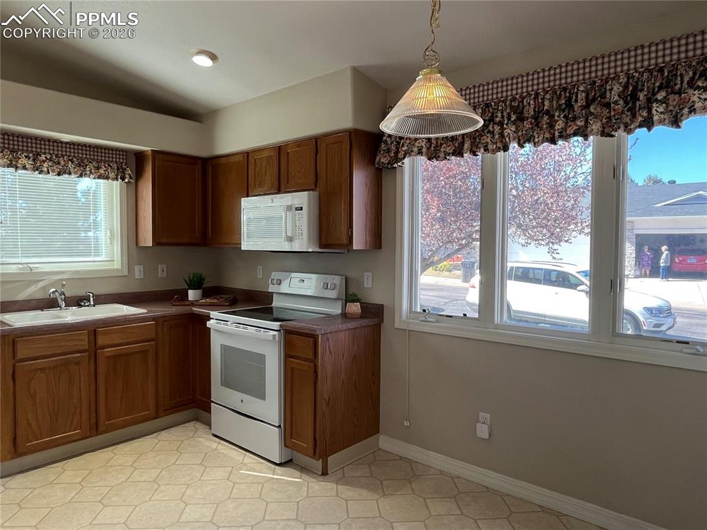 Image 7 of 20: Kitchen