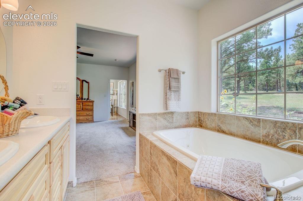 Image 14 of 44: Bathroom
