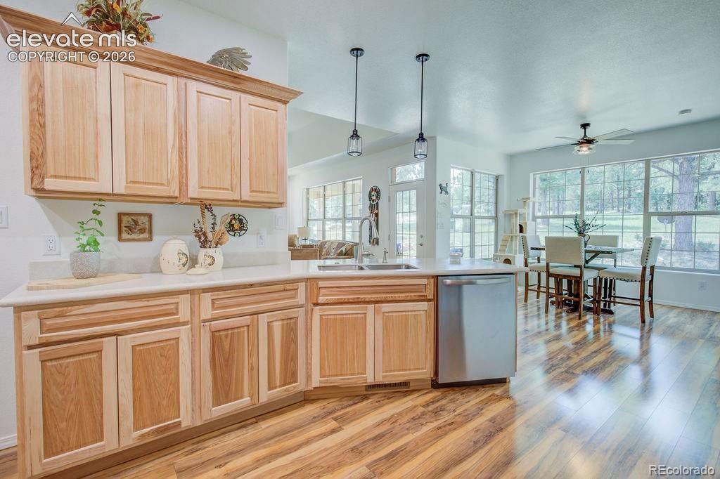 Image 17 of 44: Kitchen