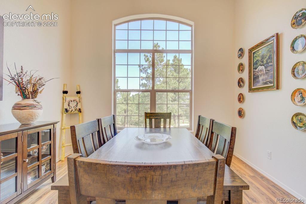Image 29 of 44: Dining Area