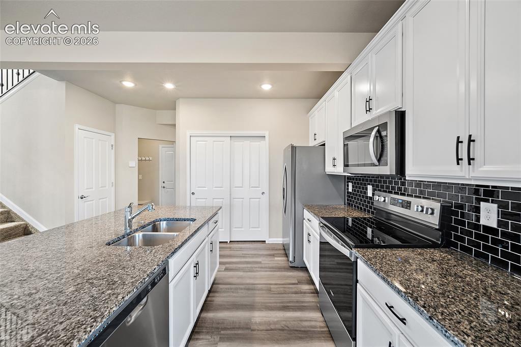 Image 11 of 32: Kitchen