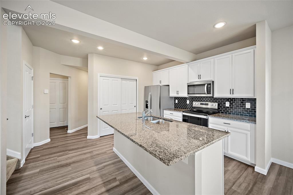 Image 12 of 32: Kitchen