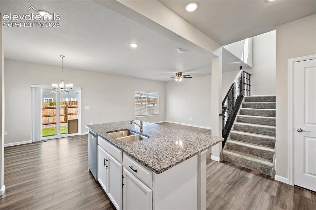 Image 9 of 32: Kitchen