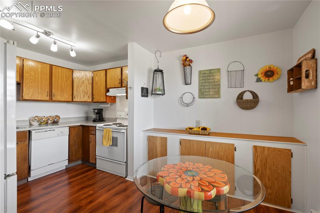 Image 15 of 35: Kitchen