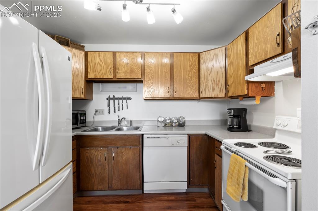 Image 16 of 35: Kitchen