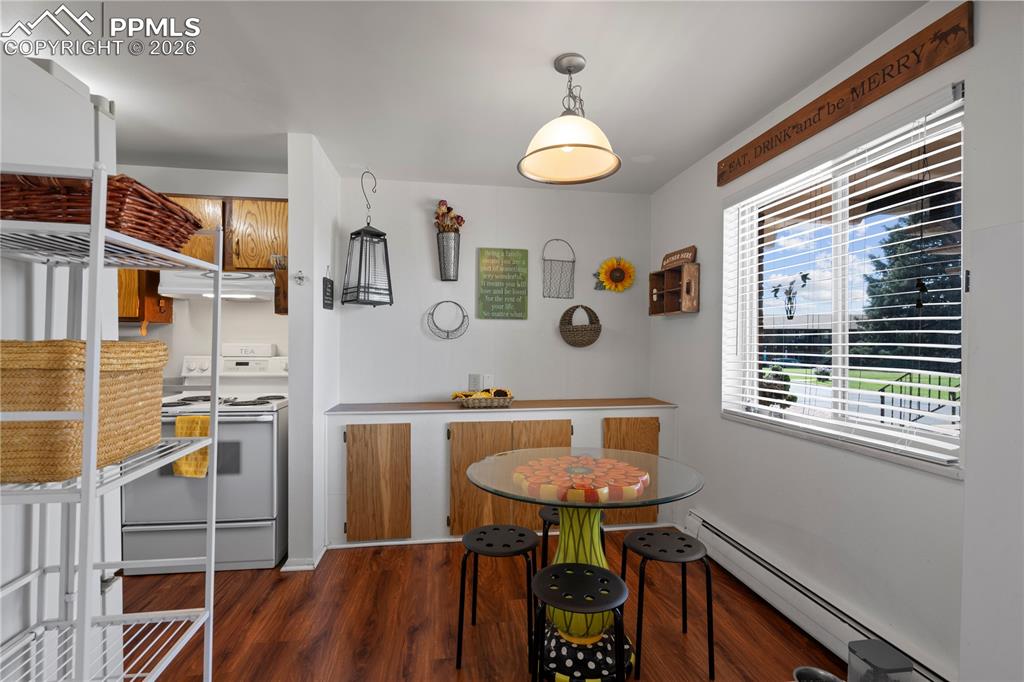 Image 17 of 35: Dining Area