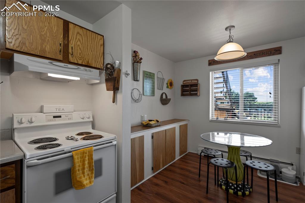 Image 18 of 35: Kitchen