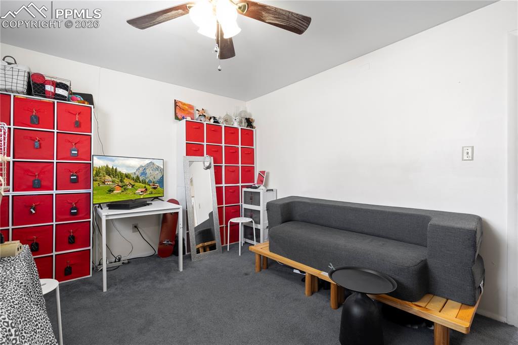 Image 25 of 35: Bedroom