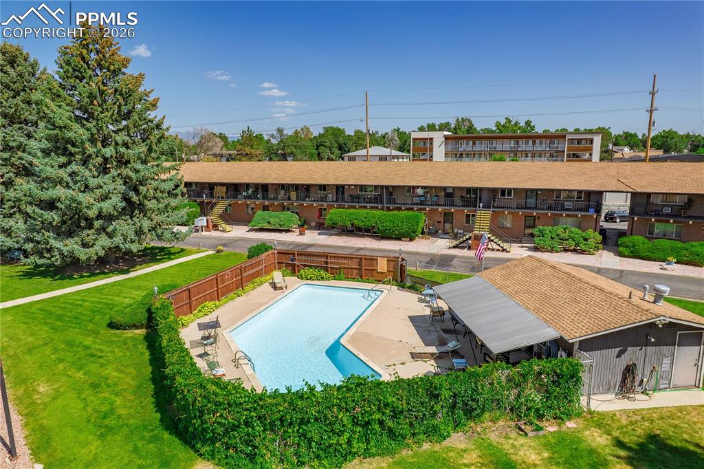 Image 31 of 35: Pool