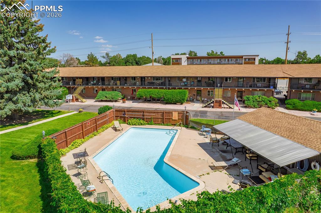 Image 32 of 35: Pool