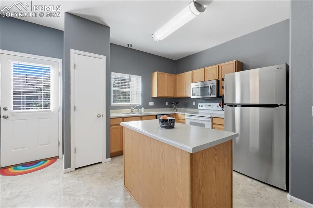 Image 10 of 34: Kitchen