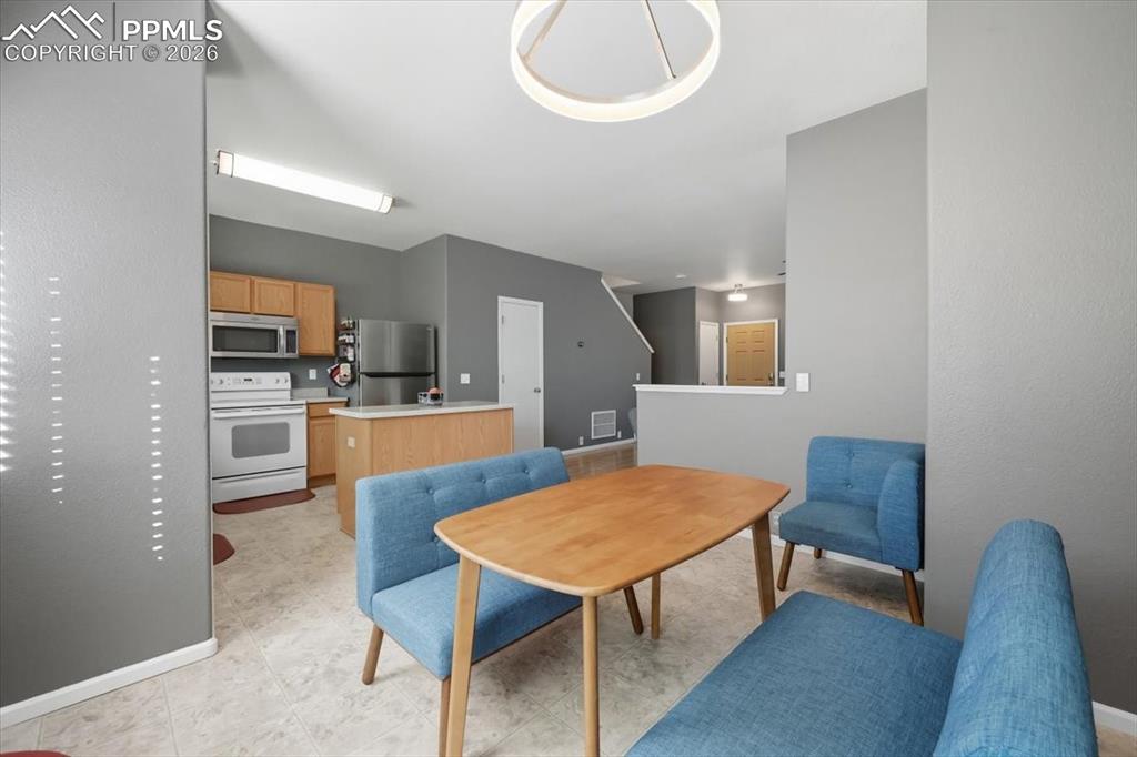 Image 11 of 34: Dining Area