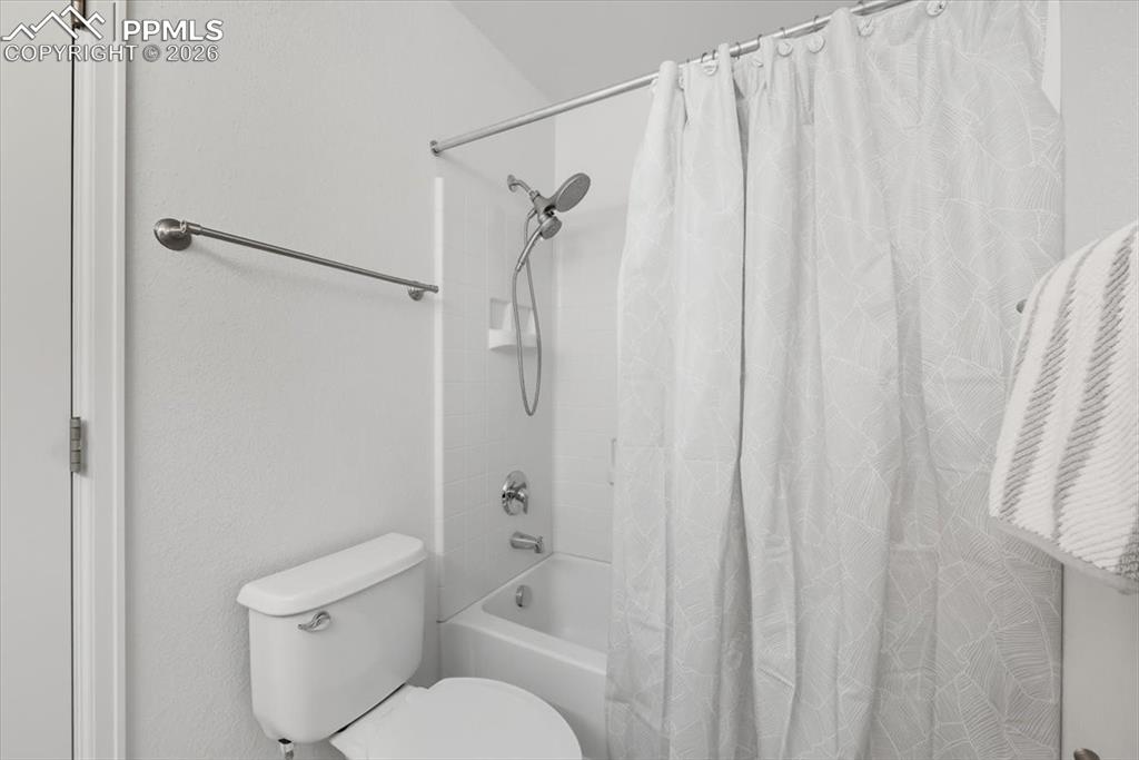 Image 19 of 34: Bathroom