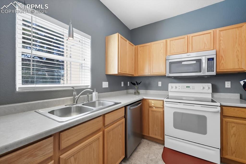 Image 8 of 34: Kitchen