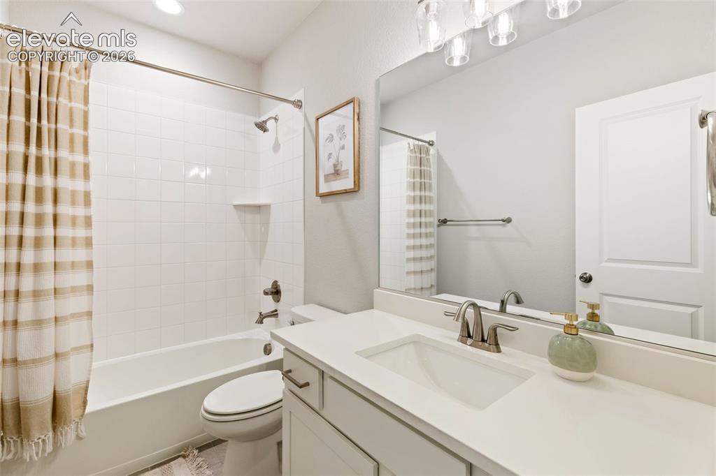 Image 17 of 38: Bathroom