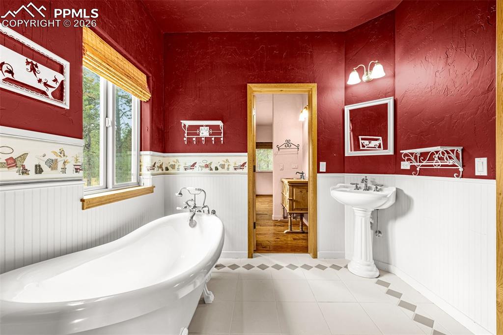 Image 14 of 45: Bathroom