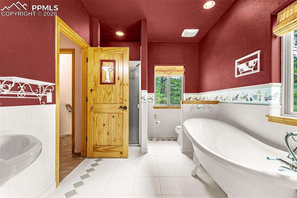 Image 15 of 45: Bathroom