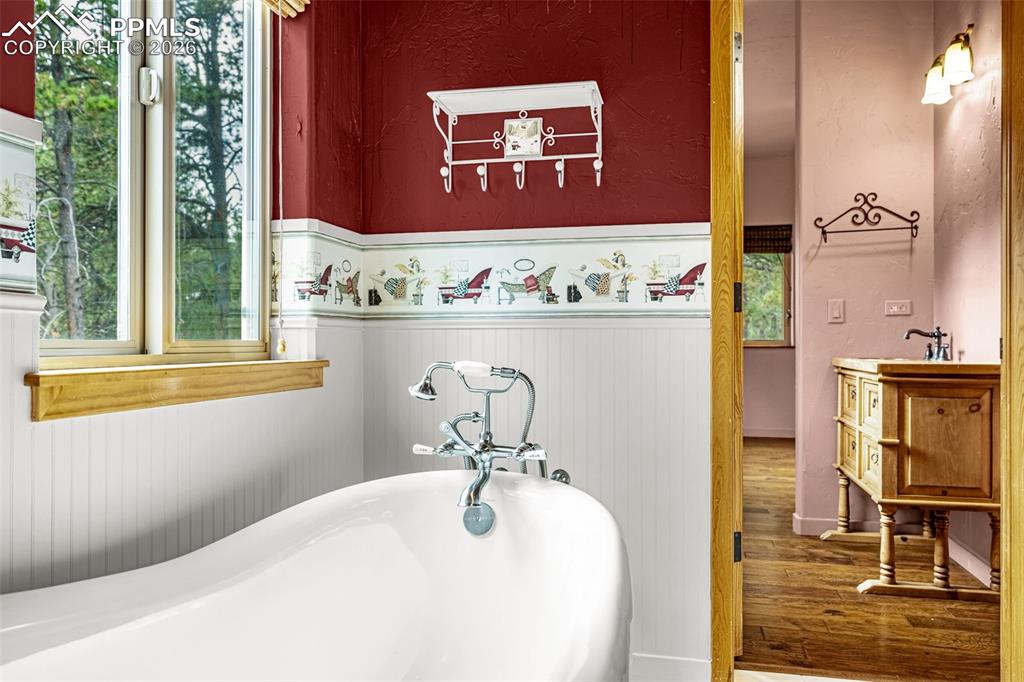Image 16 of 45: Bathroom