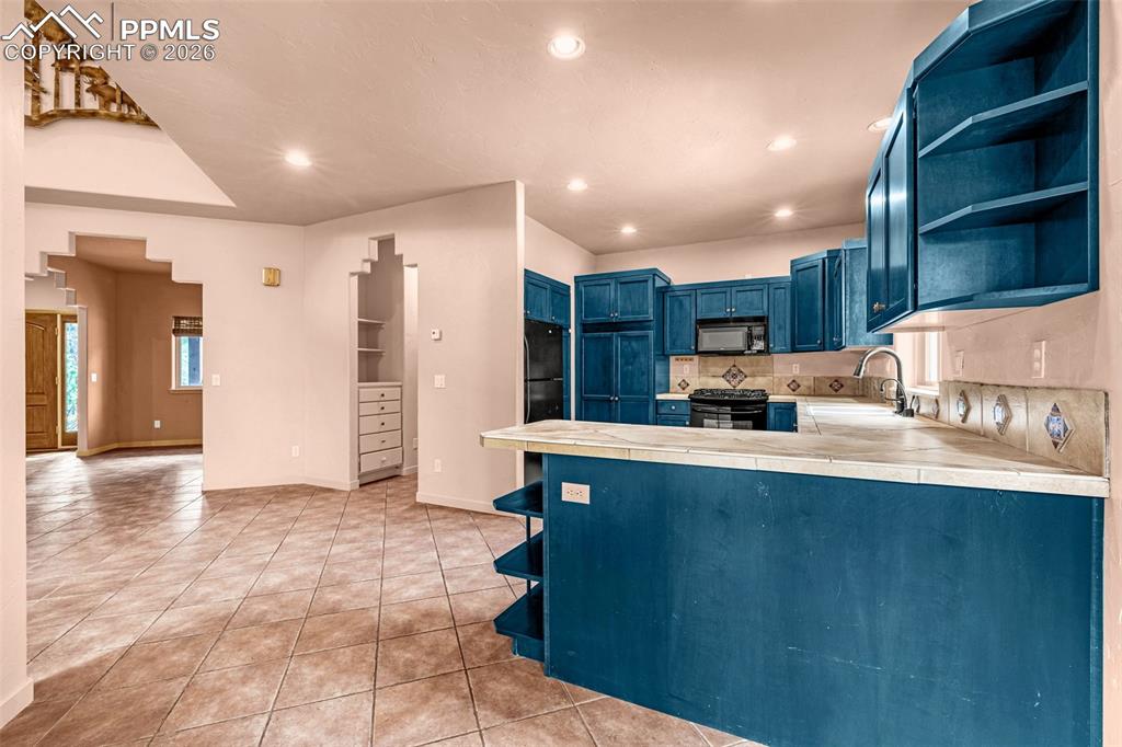 Image 9 of 45: Kitchen