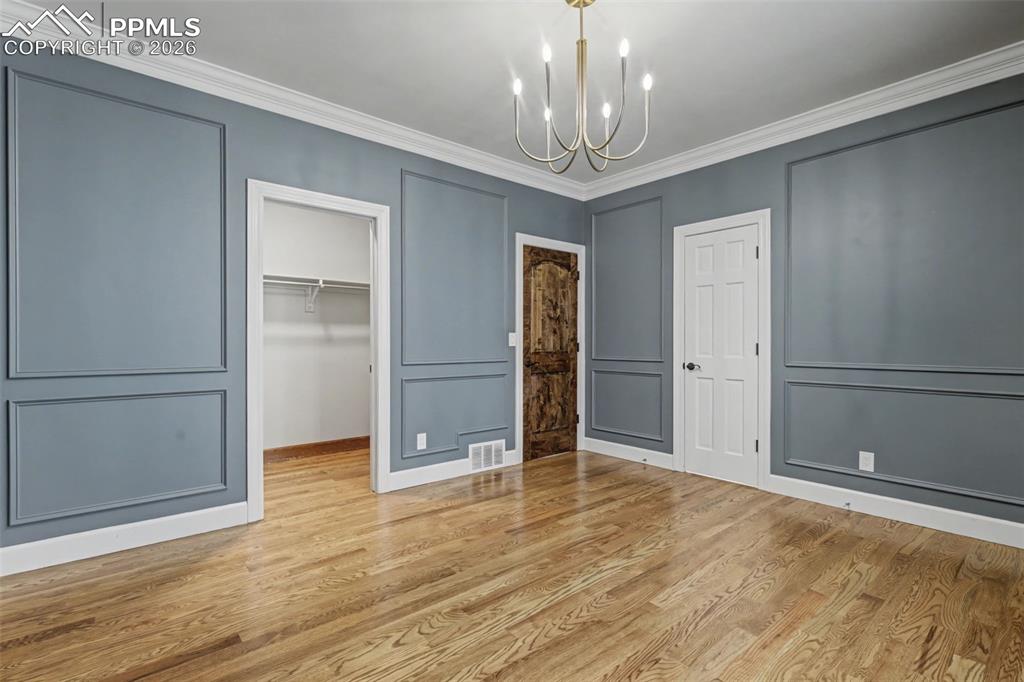 Image 21 of 49: Bedroom