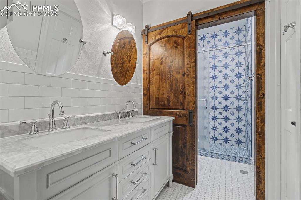 Image 25 of 49: Bathroom