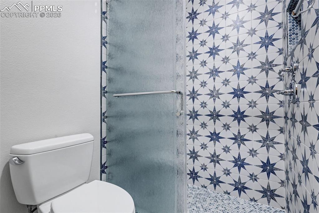 Image 26 of 49: Bathroom