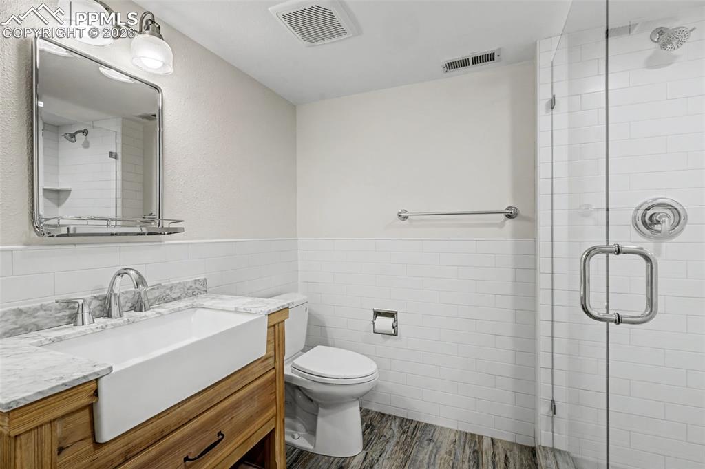 Image 41 of 49: Bathroom