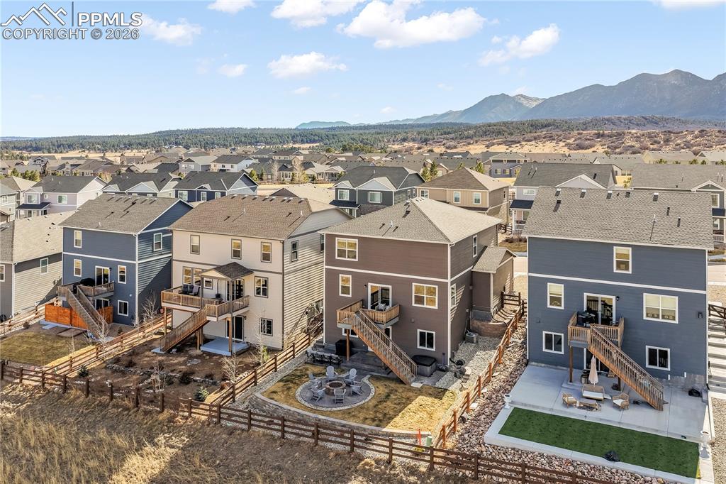 Image 5 of 50: Back of home