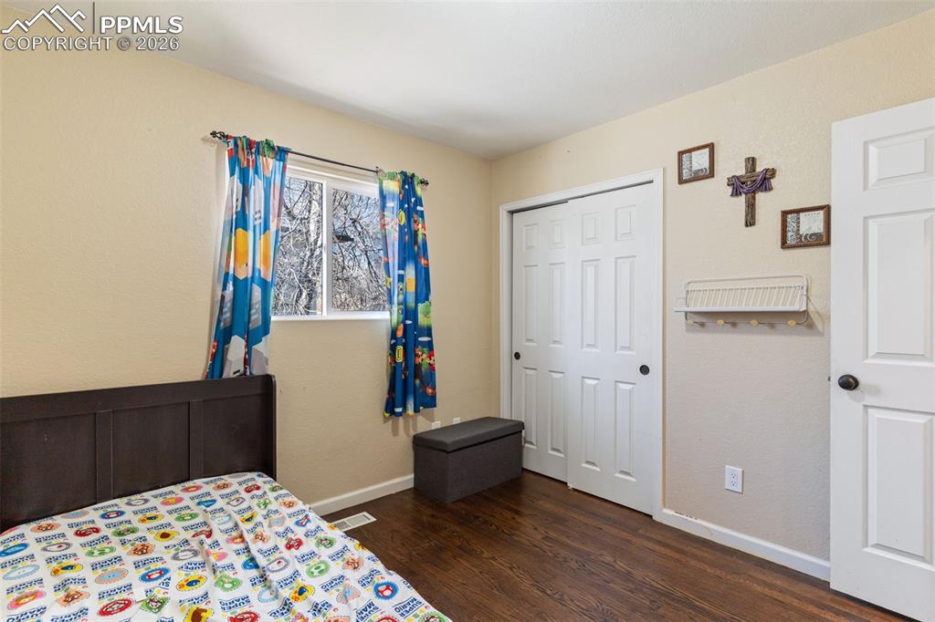 Image 13 of 21: Bedroom