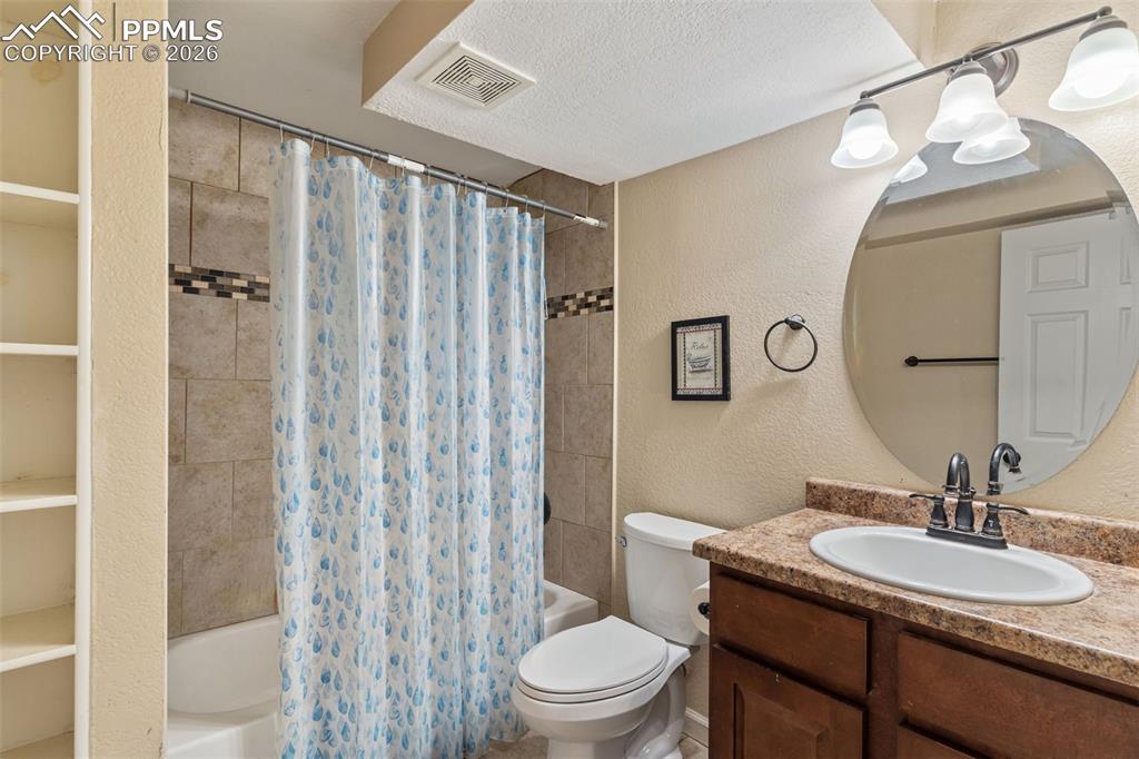 Image 16 of 21: Bathroom