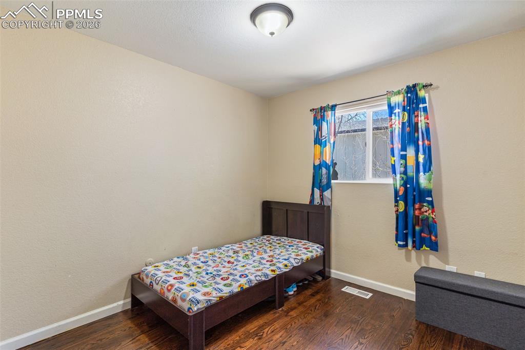 Image 18 of 21: Bedroom