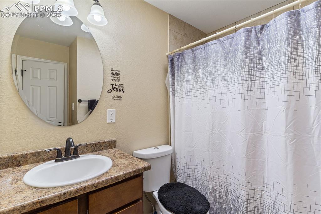 Image 19 of 21: Bathroom