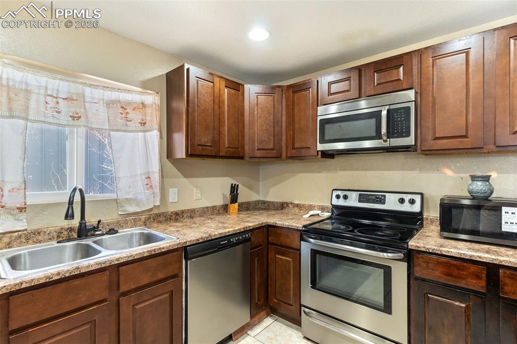 Image 7 of 21: Kitchen