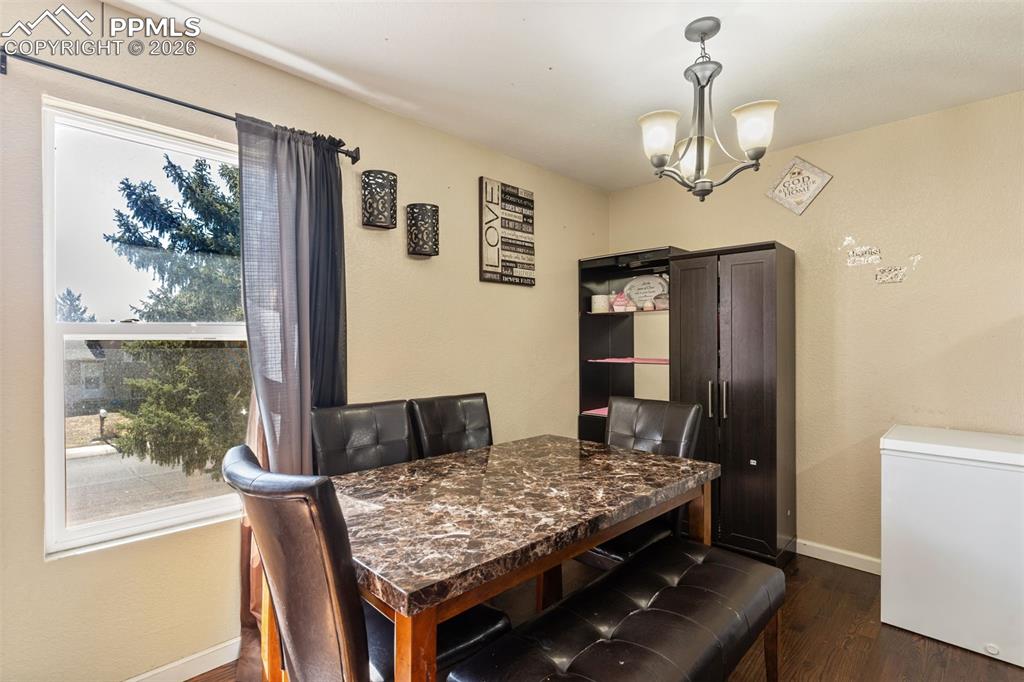 Image 9 of 21: Dining Area