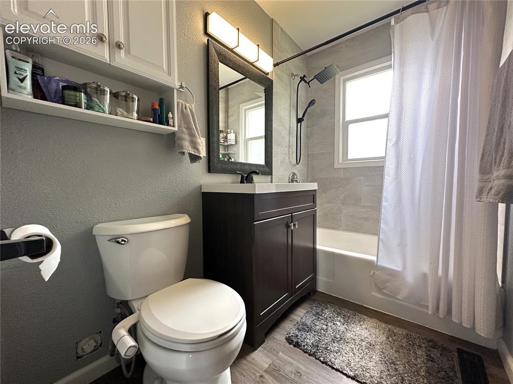 Image 10 of 14: Bathroom
