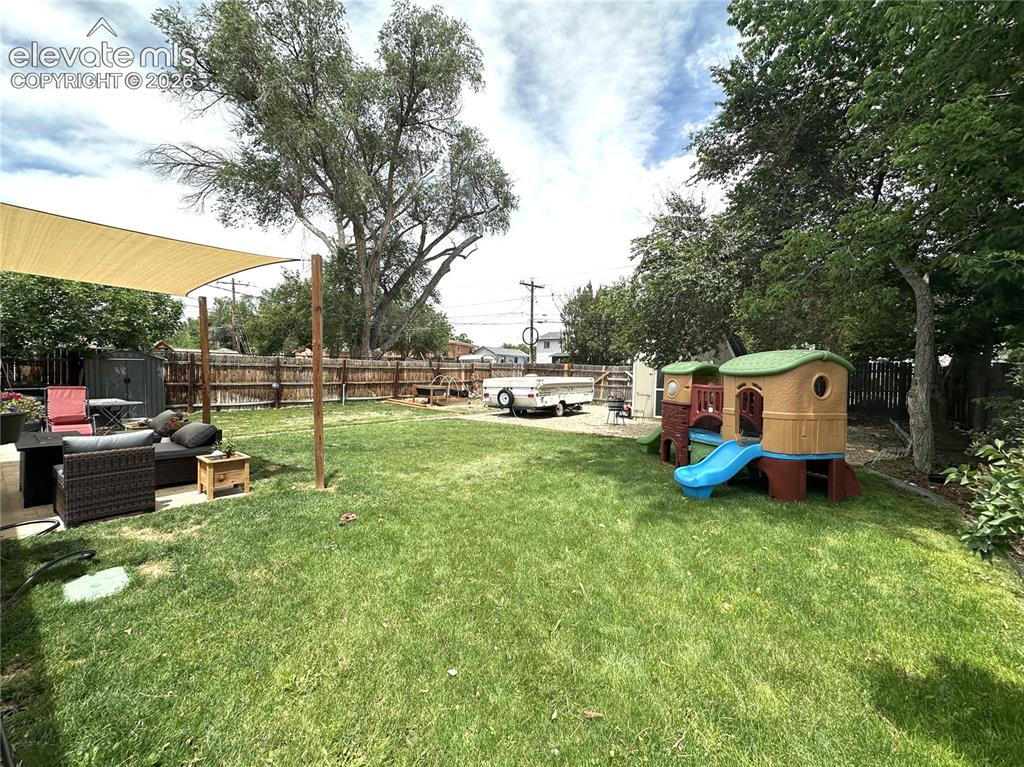 Image 11 of 14: Yard