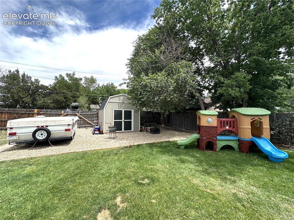 Image 12 of 14: Yard