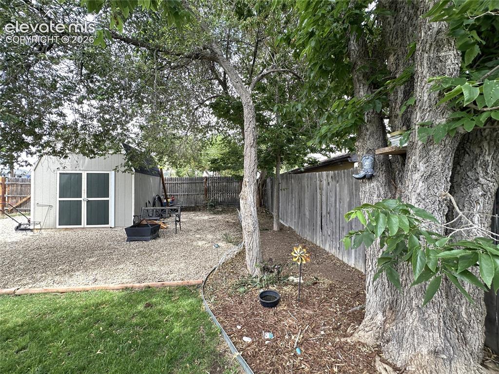 Image 13 of 14: Yard
