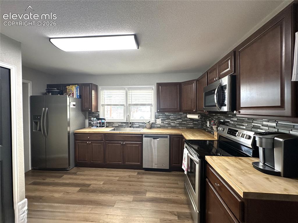 Image 5 of 14: Kitchen