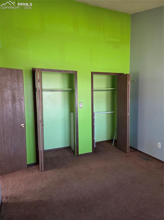 Image 14 of 17: Bedroom