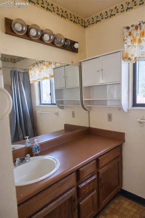 Image 15 of 17: Bathroom